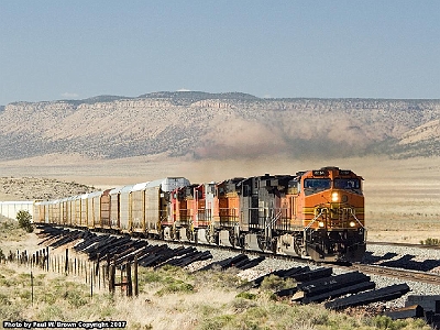 BNSF 4114 at West Seligman, AZ with V-SDGMCI3-16 on 17 April 2007.jpg